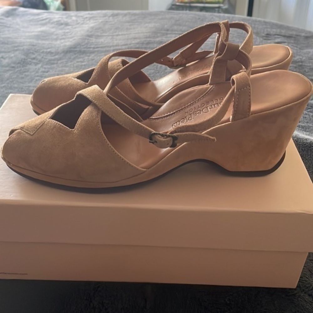 L'Amour Des Pieds - Womens Orange Sandals. Gently used Size 10